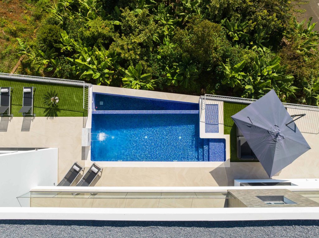 Ferienhaus Madeira Außenansicht vom Pool oben