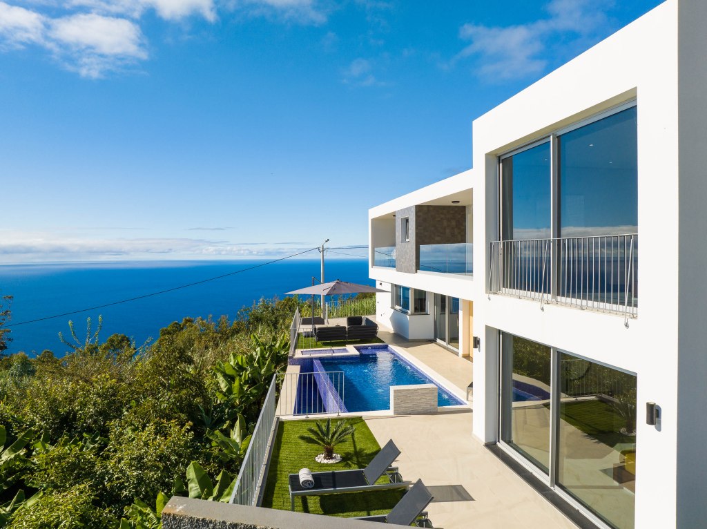 Ferienhaus Madeira Außenansicht mit Blick aufs Meer