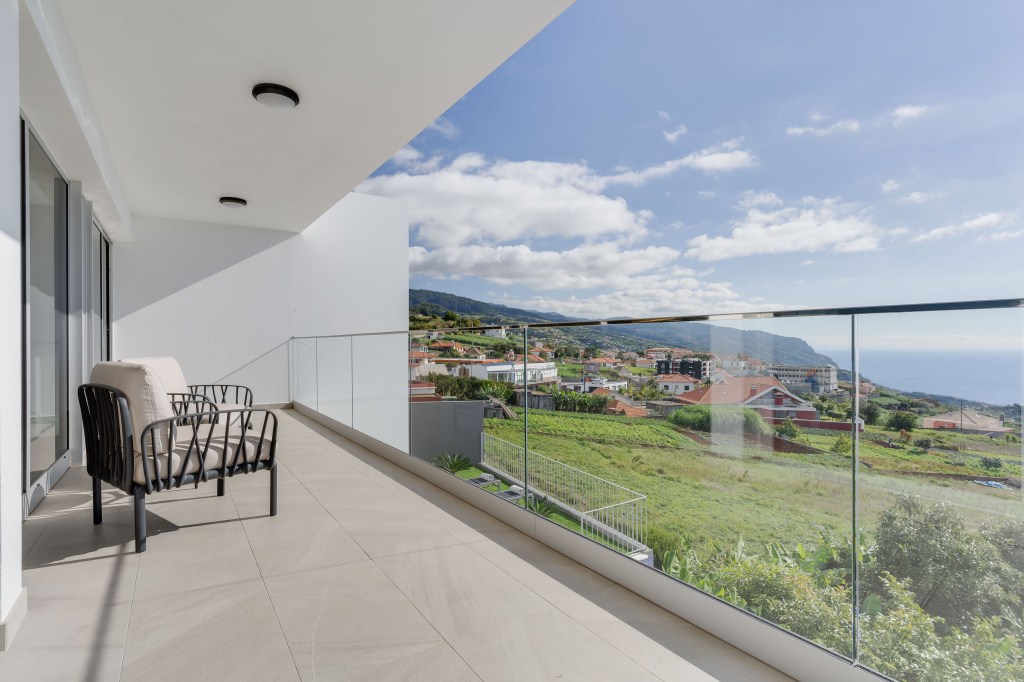 Ferienhaus Madeira Balkon mit Blick aufs Meer und den Ort