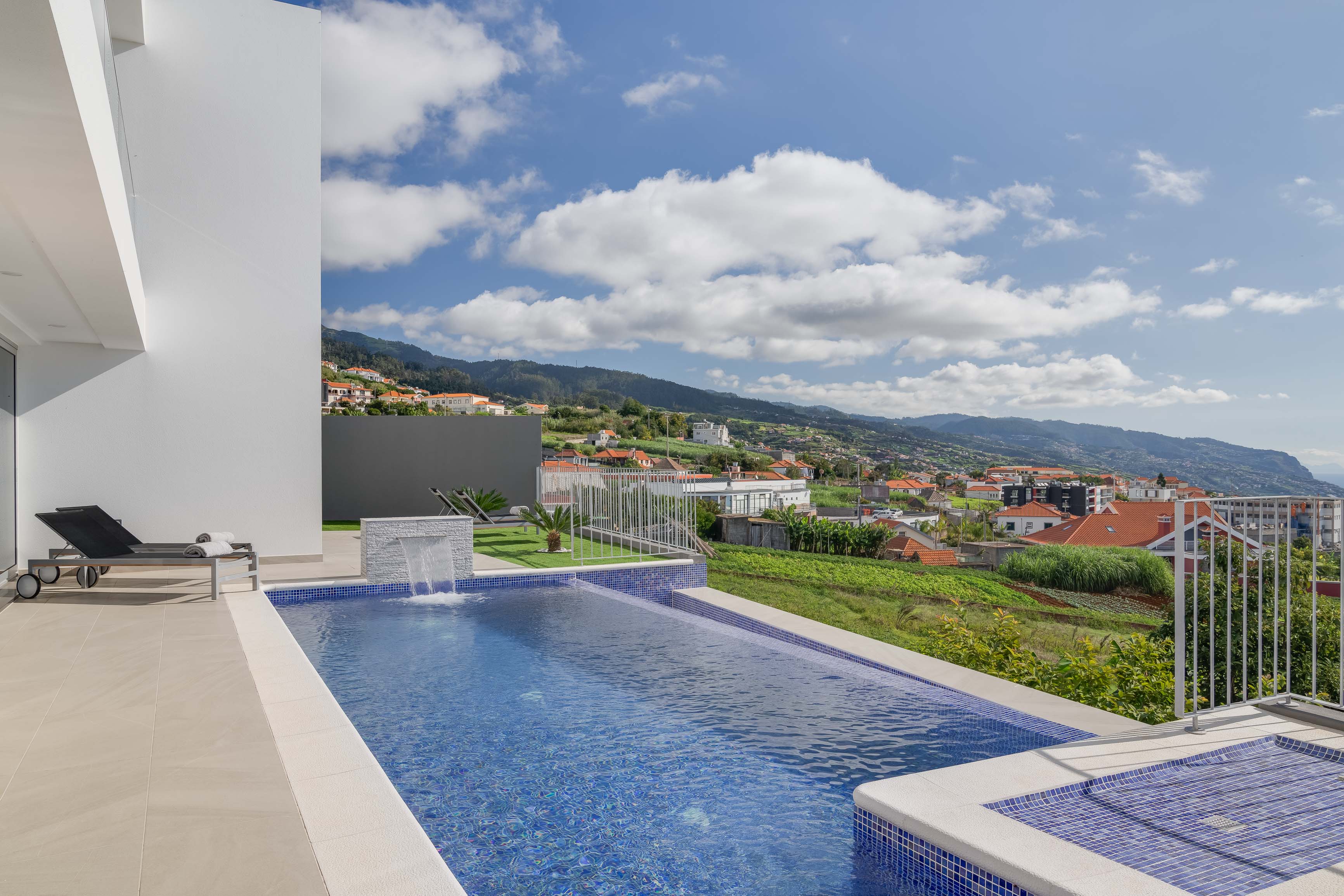 Beheizter Salzwasser-Infinity-Pool der Villa Dia Dourado mit Meerblick
