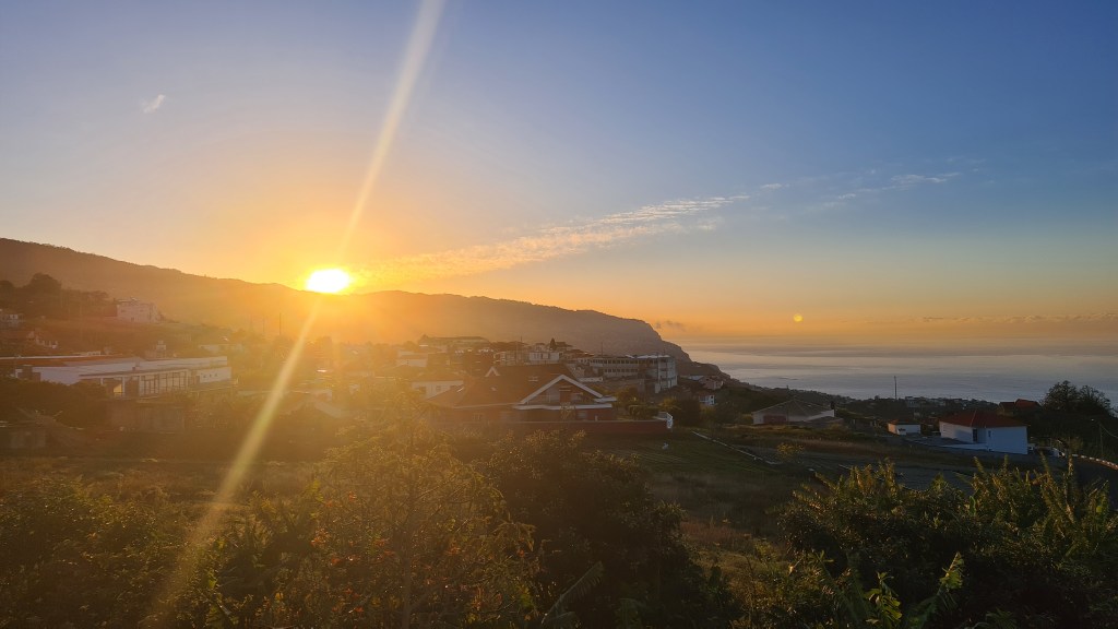 Sonnenaufgang im Ferienhaus auf Madeira